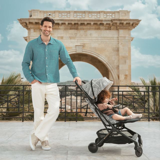 Carucior pentru copii Kinderkraft Pilot 2 Bizuu Lunar Black, compatibil avion, greutate admisa 22 kg, include geanta de transport si curea de umar