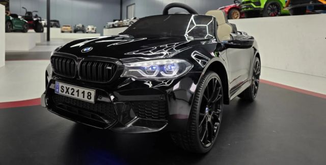 Masinuta electrica pentru copii BMW M5 Negru Metalic, 24V, suspensii, bluetooth, scaun reglabil, telecomanda 2.4G, roti EVA, 3 ani+, greutate admisa 30 kg