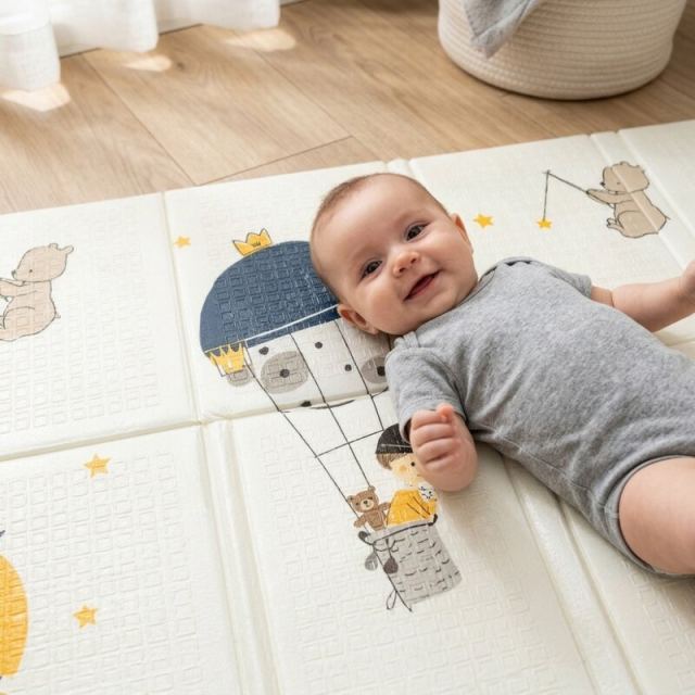 Covoras educativ PetiteMars Campy L din spuma XPE non-toxica, cu doua fete, suprafata antiderapanta, 130x200 cm, pliabil compact 40x32x21 cm, model baloane si forme geometrice