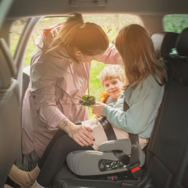 Inaltator auto pentru copii PetiteMars Optimus Pro Negru i-Size, cu isofix, 125-150 cm, 22-36 kg, forma ergonomica, husa detasabila