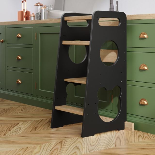 Turn de invatare din lemn pentru copii, Teddy BlackPine, design montessori, robust, margini rotunjite, cu platforma si trepte reglabile, dimensiune 90 x 44 x 39.5 cm