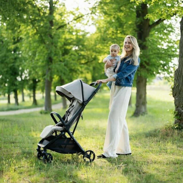 Carucior pentru copii PetiteMars Flip negru cu pliere compacta, spatar reglabil, suport picioare reglabil si copertina extensibila cu protectie UPF 50+, greutate admisa 22 kg