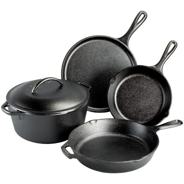 Lodge Set 5 vase din fonta contine ceaun cu capac de 4,7 litri, tigaie clatite, tigaie de 20,3 cm, tigaie 26 cm Lodge L-5HS3