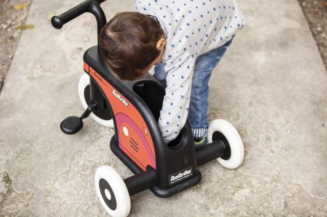 Tricicleta pentru copii Italtrike La Cosa Red cu roti din cauciuc, compartiment depozitare, varsta 1-3 ani