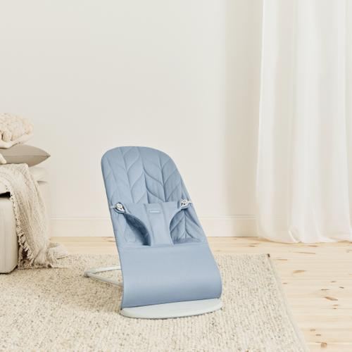 Balansoar BabyBjorn Bliss Blue cu aspect delicat de petala, tesatura matlasata, 0 - 2 ani