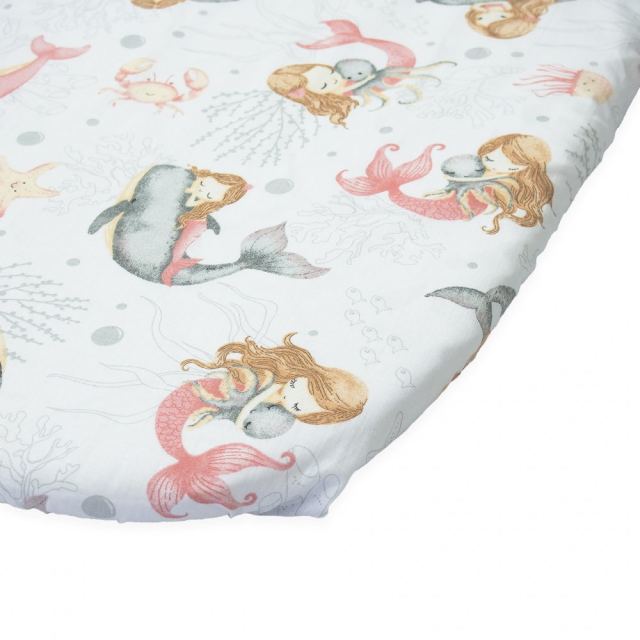 Cearceaf cu banda elastica pentru landou copii Kerstin Pink Mermaid, realizat din bumbac 100, dimensiune 80 x 38 cm