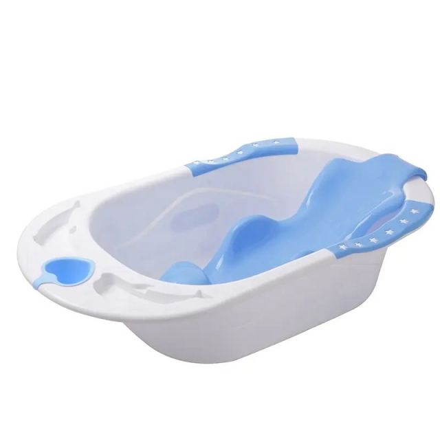 Cadita bebelusi Little Mom Blue Heart cu reductor ergonomic detasabil, fixare prin ventuze, manere antiderapante, suport pentru sapun, dimensiune 88 x 50 x 23 cm